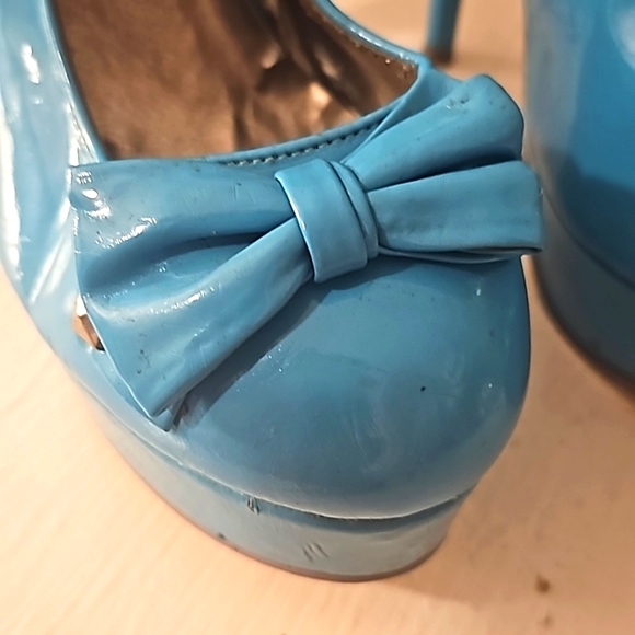 Yoki Light Blue Patent Stilettos w/Bow, Sz 7.5, 4" Heels, 1"Platform, Round Toe - Picture 2 of 8